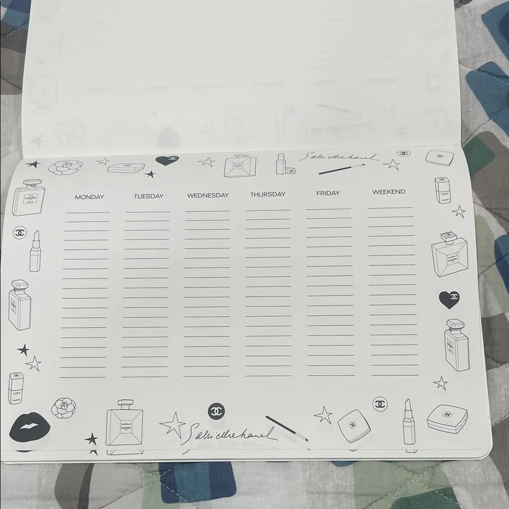 CHANEL Beauté Sleek Desk Calendar 📆